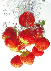 Splashing-Strawberries by Stefan Böhme